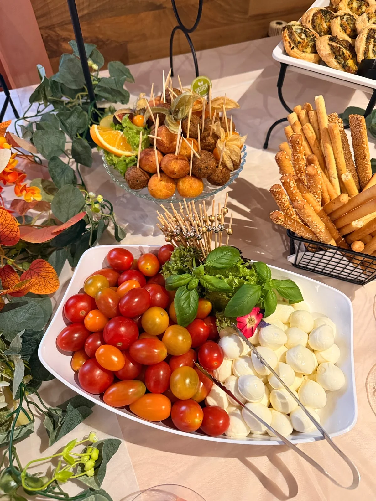 Frische Caprese-Schale mit Tomaten, Mozzarella und Falafel