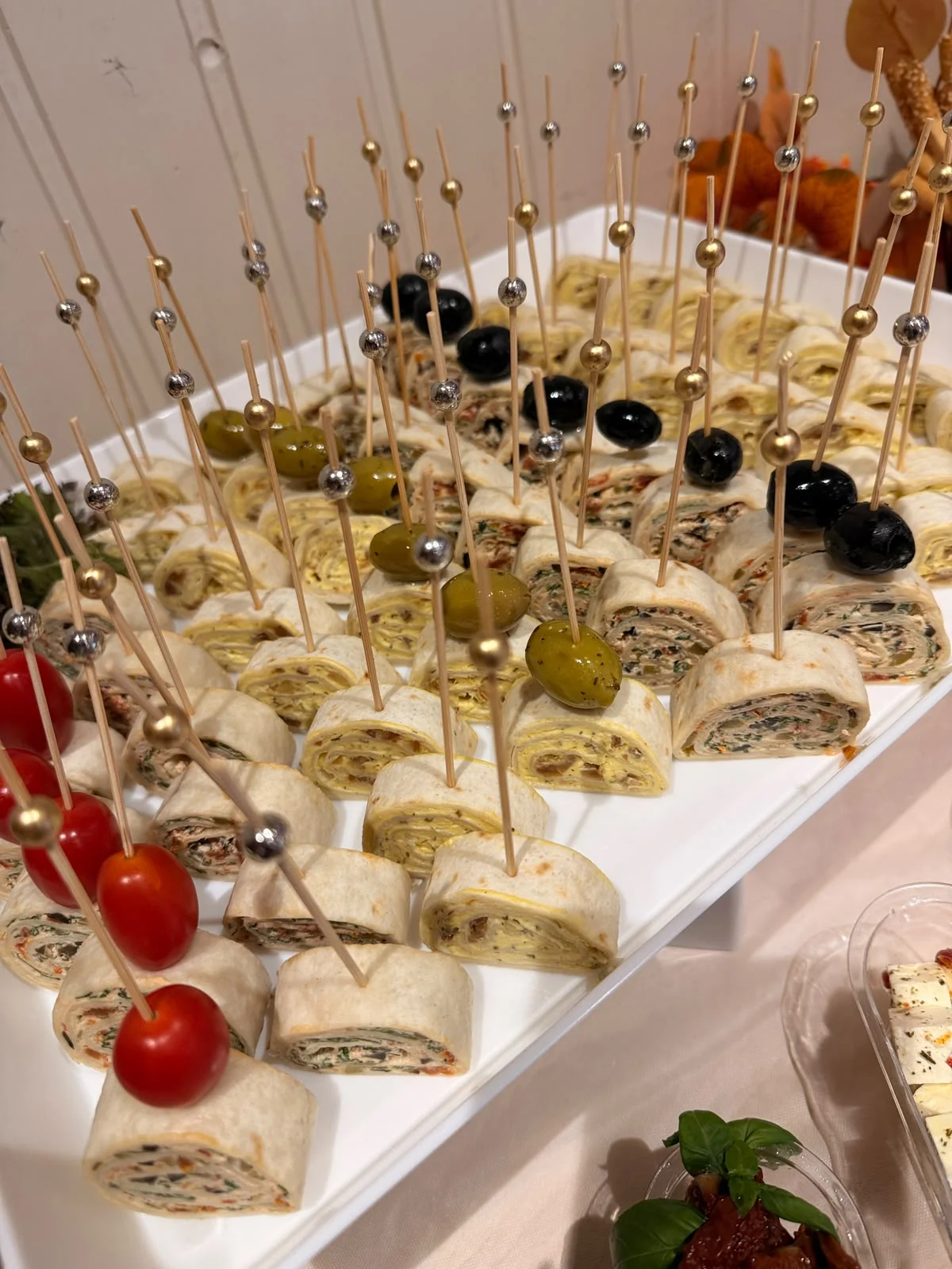 Elegante Fingerfood-Wrap-Spieße mit Oliven