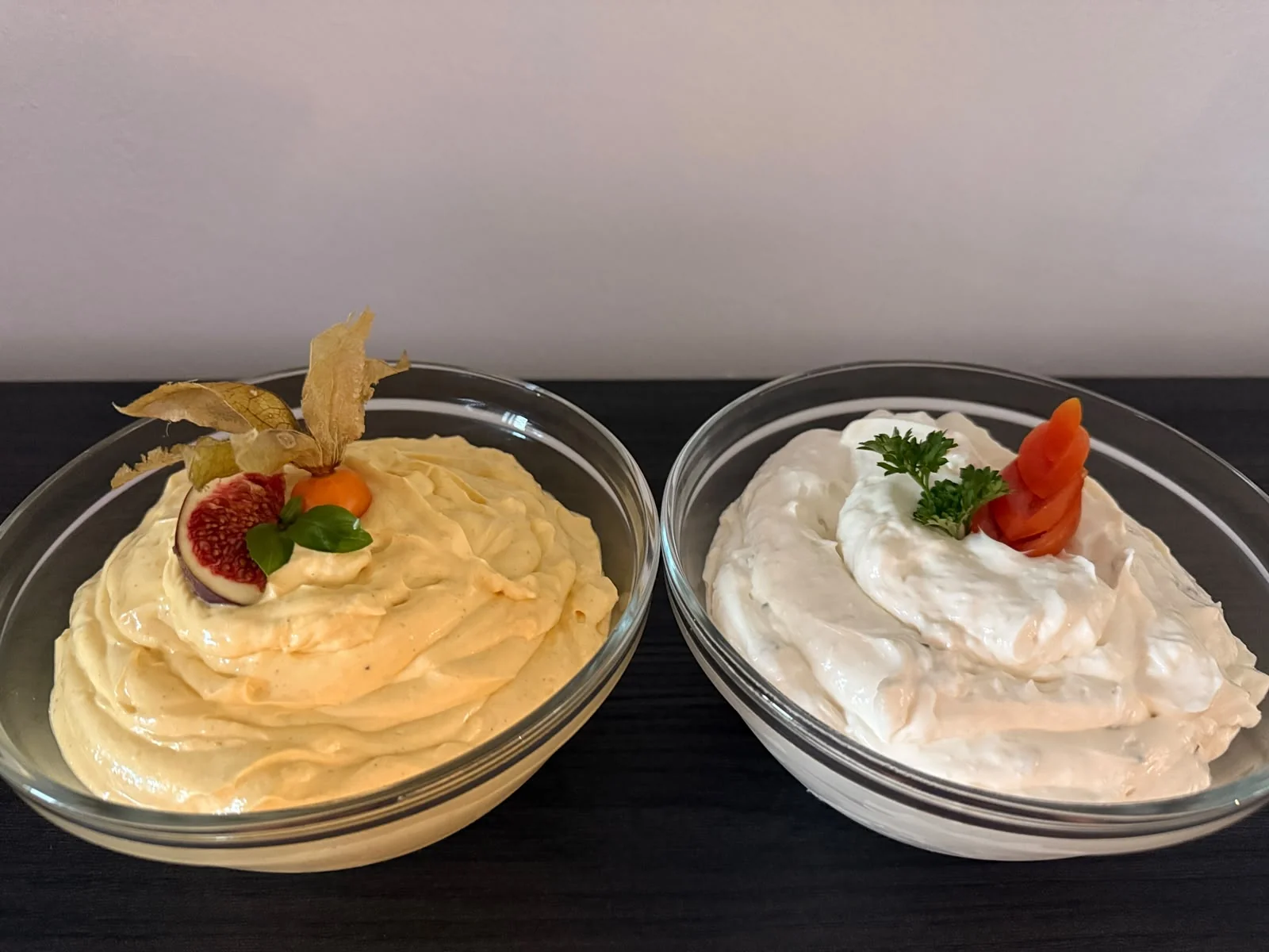 Hausgemachte Gourmet-Dips mit Feige und Kräutern